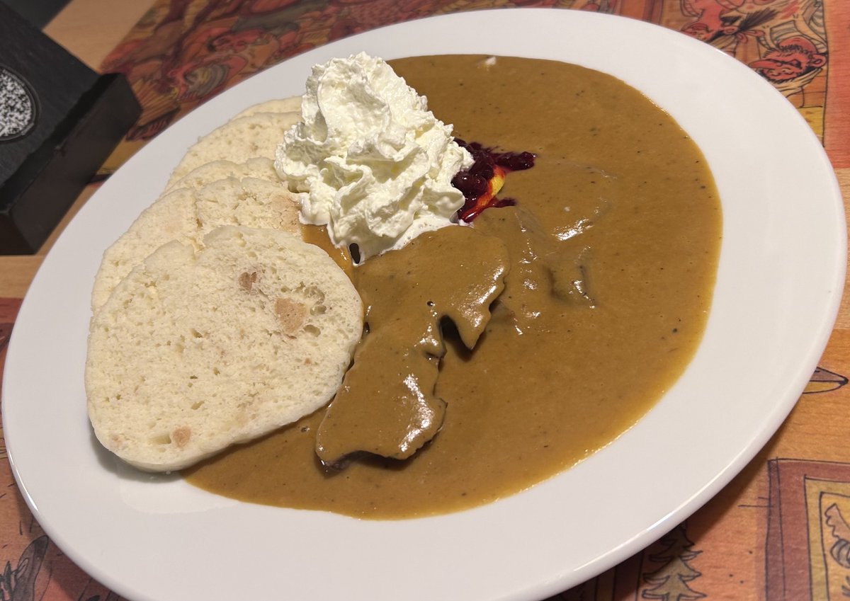 arnldn's tweet photo. カレーに見える、プラハ名物のSvickova(スヴィーチコバジ)、牛肉の野菜ソース添え🥘 https://t.co/sAZlNVj54w