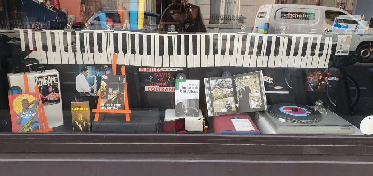 EdenVal1's tweet photo. Deux photos, deux ambiances ! ππΌπ #TeamSimone @StationSimone4U
#librairielapetitelumiere π#rueboulard #Paris #Paris14 https://t.co/E2KfumbBYl
