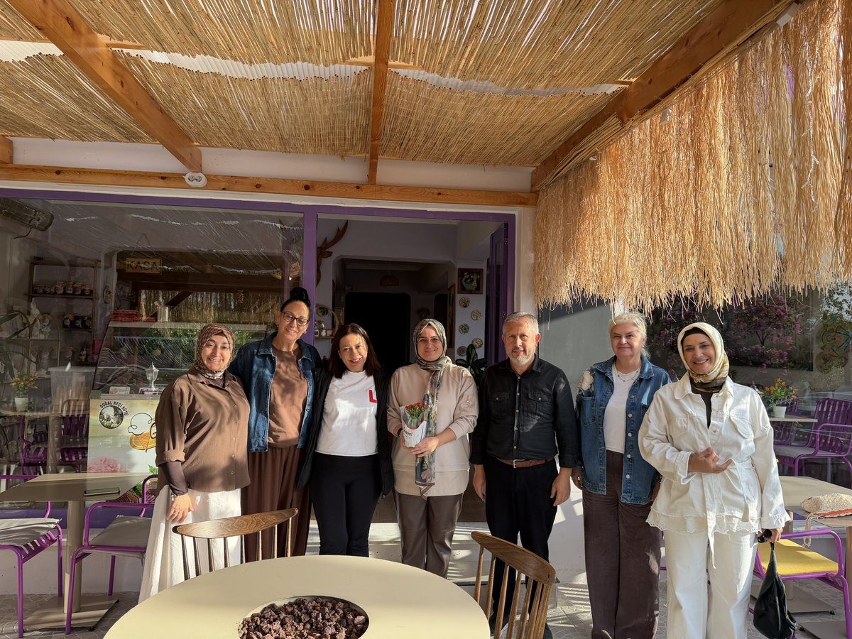 akkadinizmit41's tweet photo. 📍İzmit’in sokaklarında esnafımızla bir aradayız.

İlçe Kadın Kolları Başkanımız Pınar Atabay, yönetim kurulu üyelerimizle birlikte esnafımızı ziyaret ederek sohbet etti. Cumhurbaşkanımız Sayın @rterdogan ’ın selamlarını ileterek esnafımıza hayırlı işler ve bereketli kazançlar diledi.

@tugbaisikercan 
@yyaseminozdemir 
@AKKADINGM 
@akkadinkocaeli