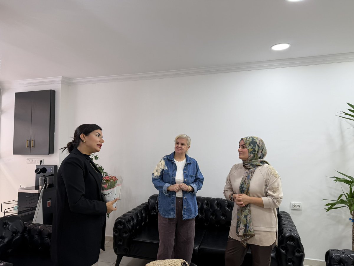 akkadinizmit41's tweet photo. 📍İzmit’in sokaklarında esnafımızla bir aradayız.

İlçe Kadın Kolları Başkanımız Pınar Atabay, yönetim kurulu üyelerimizle birlikte esnafımızı ziyaret ederek sohbet etti. Cumhurbaşkanımız Sayın @rterdogan ’ın selamlarını ileterek esnafımıza hayırlı işler ve bereketli kazançlar diledi.

@tugbaisikercan 
@yyaseminozdemir 
@AKKADINGM 
@akkadinkocaeli