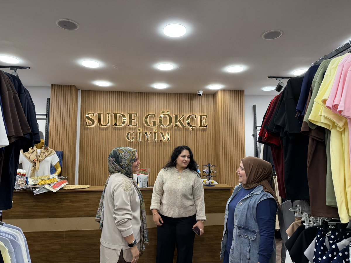 akkadinizmit41's tweet photo. 📍İzmit’in sokaklarında esnafımızla bir aradayız.

İlçe Kadın Kolları Başkanımız Pınar Atabay, yönetim kurulu üyelerimizle birlikte esnafımızı ziyaret ederek sohbet etti. Cumhurbaşkanımız Sayın @rterdogan ’ın selamlarını ileterek esnafımıza hayırlı işler ve bereketli kazançlar diledi.

@tugbaisikercan 
@yyaseminozdemir 
@AKKADINGM 
@akkadinkocaeli