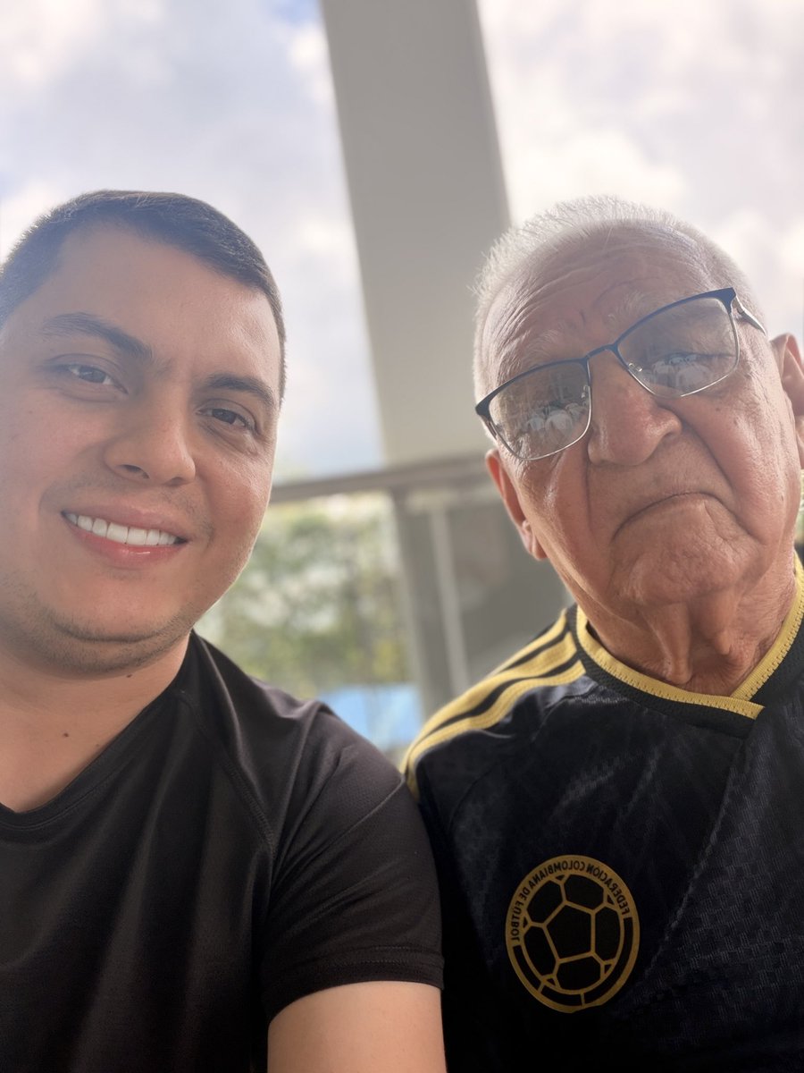 FranciiscoCa's tweet photo. Con mi abuelo https://t.co/eS5tLP6WYy