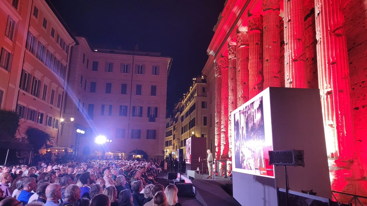 camcomroma's tweet photo. 🏛️ Si è conclusa anche la terza giornata del Roma Storia Festival 2026. 

🙏🏻 Grazie ai prestigiosi ospiti Fulvio Delle Donne, Francesca Sgorbati Bosi, Antonio Forcellino e Andrea Giardina, che ci hanno regalato dei momenti di approfondimento accademico sull'incoronazione imperiale di Federico II, sui giorni del Grand Tour, fino al sacco dei Colonnesi e alla battaglia di Ponte Milvio. E grazie a tutto il pubblico che ha riempito Piazza di Pietra e seguito online l'evento da tutta Italia.

 📅  Domenica 27 settembre quarto e ultimo appuntamento con un nuovo ciclo di lezioni: San Francesco al Laterano, il voto alle donne, la marcia su Roma, il sequestro Moro, fino alle nozze politiche tra Ottaviano e Livia e alla cronaca di Via Rasella.

Programma  ⤵️

https://t.co/cWAWGv5iFk