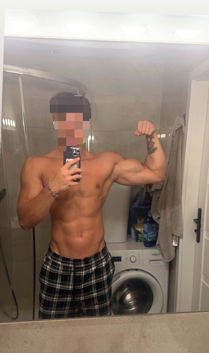 PanKamilos's tweet photo. Taki tam biceps większy od twojej głowy 😮‍💨😮‍💨😮‍💨 Na dojenie się meldować 😈
#master #findom https://t.co/Lbj3MBJkIK