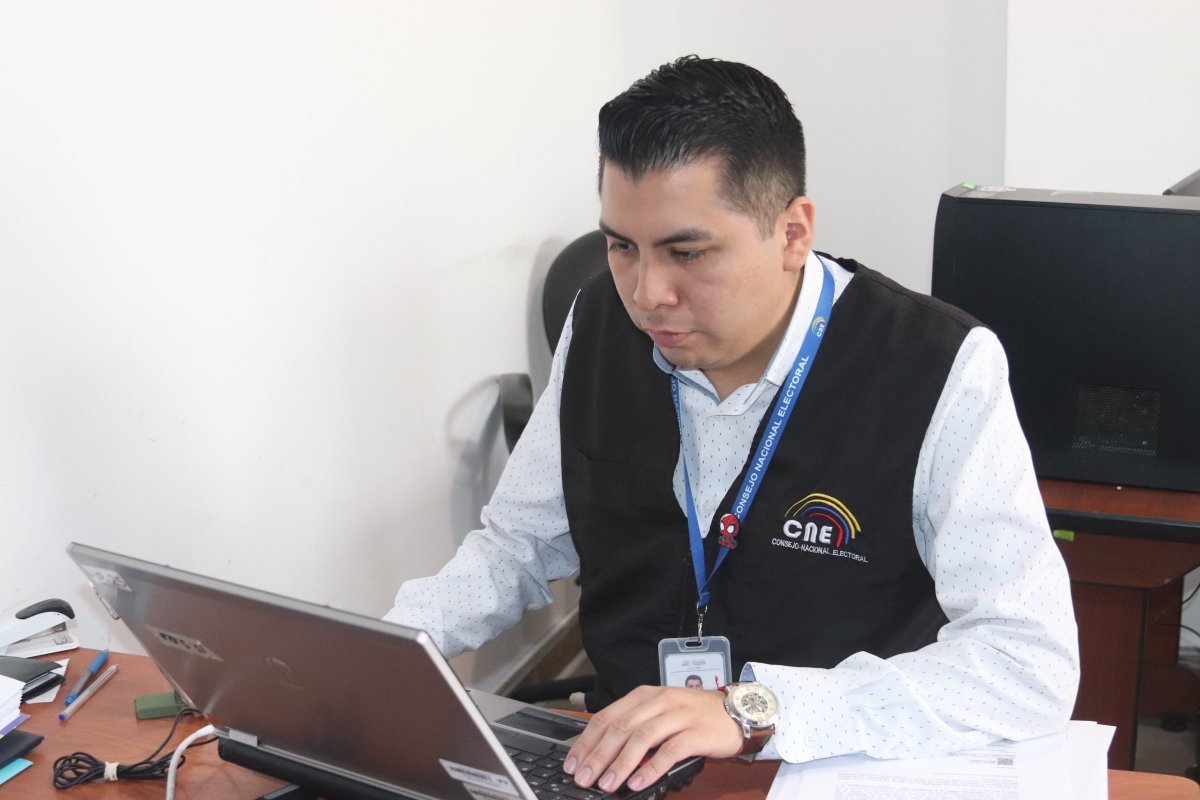CNE_Cotopaxi's tweet photo. 🇪🇨   🗳️   | Continuamos trabajando por Ecuador.

Este sábado, nuestros funcionarios mantiene sus actividades y atención ciudadana, avanzando en la preparación de las #Elecciones2027Ec. https://t.co/U3tCLveYAi