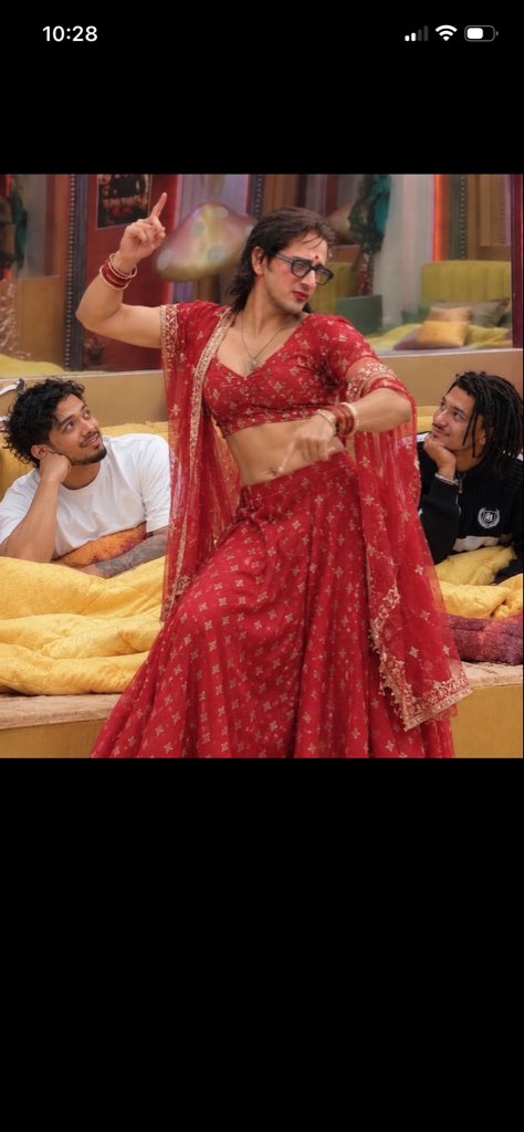 saksham96705816's tweet photo. is chamiya ko trophy dedo pakistani ko. Bas iski image washing krvalo salman se isko hi hero bnado 

BB STOP TARGETING SCOUT

BB AUDIENCE MANGE SCOUT OP https://t.co/e9UtHsiNbc