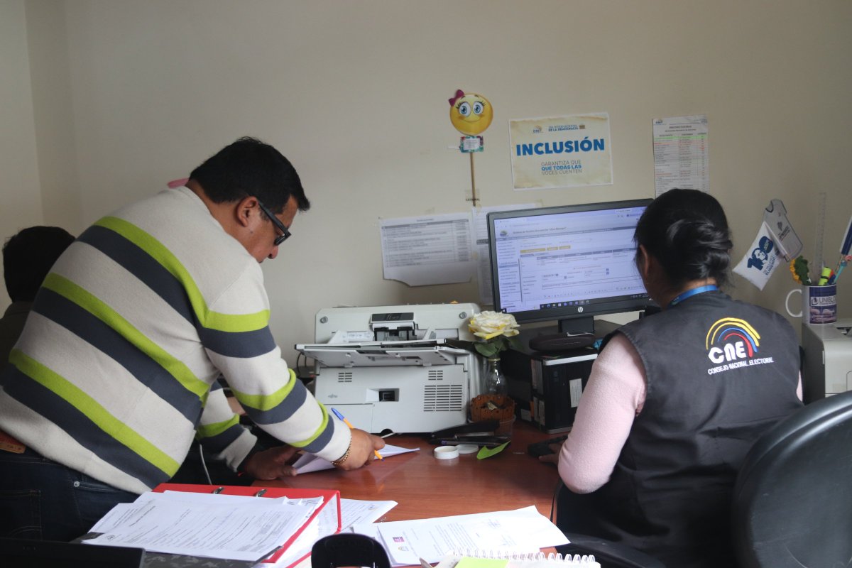 CNE_Cotopaxi's tweet photo. 🇪🇨   🗳️   | Continuamos trabajando por Ecuador.

Este sábado, nuestros funcionarios mantiene sus actividades y atención ciudadana, avanzando en la preparación de las #Elecciones2027Ec. https://t.co/U3tCLveYAi