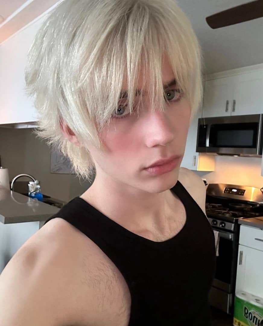 PhilipFrank07's tweet photo. Philip need more gay friend https://t.co/FtSehrN8lz