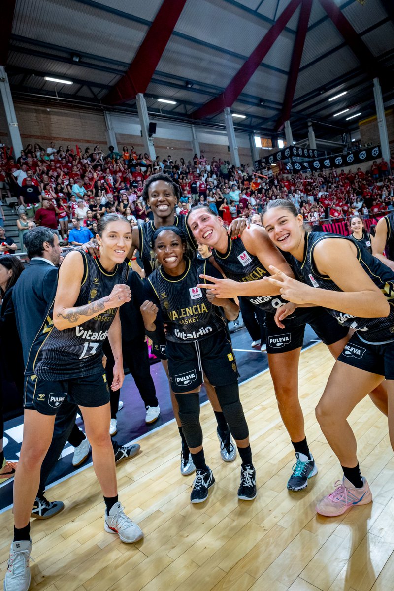 valenciabasket's tweet photo. Las 𝙁𝙊𝙏𝙊𝙎 de la 𝘾𝙀𝙇𝙀𝘽𝙍𝘼𝘾𝙄𝙊́𝙉 🥳🍊

📷 Alberto Nevado / FEB https://t.co/Q9YjQO0oRg