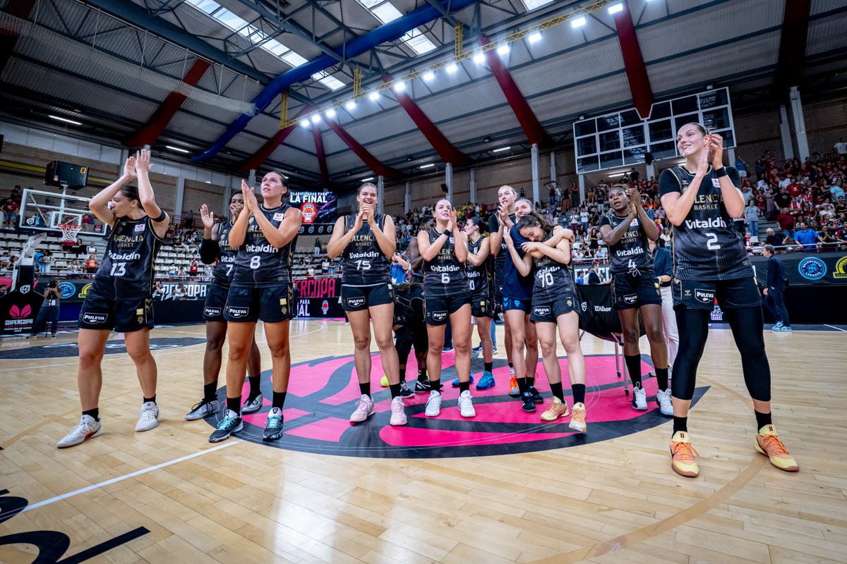 valenciabasket's tweet photo. Las 𝙁𝙊𝙏𝙊𝙎 de la 𝘾𝙀𝙇𝙀𝘽𝙍𝘼𝘾𝙄𝙊́𝙉 🥳🍊

📷 Alberto Nevado / FEB https://t.co/Q9YjQO0oRg