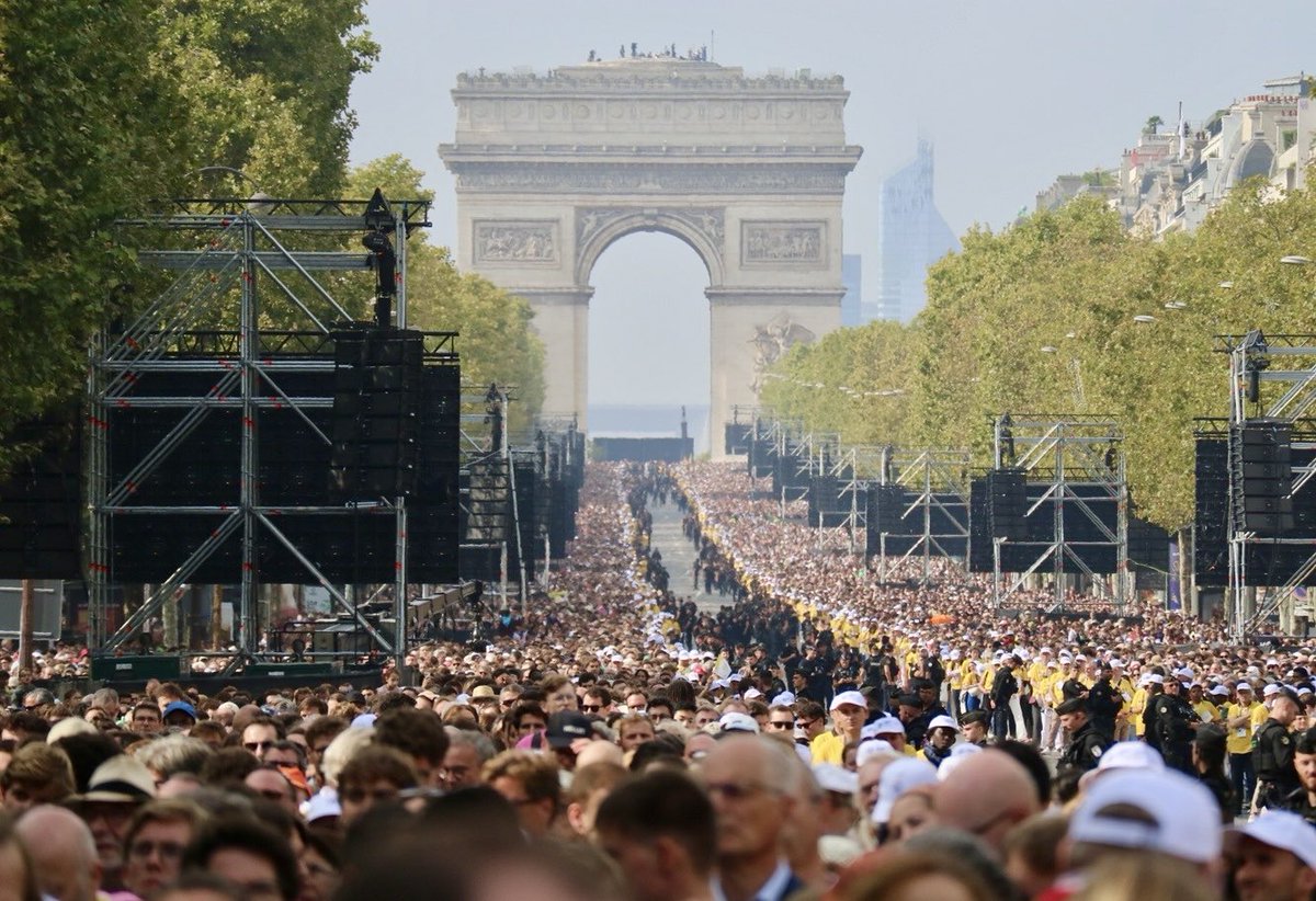 ch_barret's tweet photo. #PapeÀParis Aux Champs-Élysées ! https://t.co/QYUqTxyMsc
