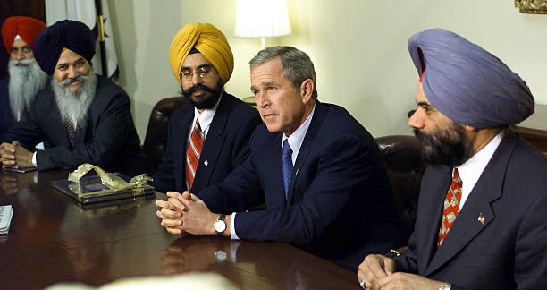 25YearsAgoLive's tweet photo. President Bush meets with Sikh community leaders in the Roosevelt Room of the White House and pledges his support for preventing future racially motivated attacks against Sikhs who are often mistaken for Muslims because they wear turbans. https://t.co/aQrafrujYn