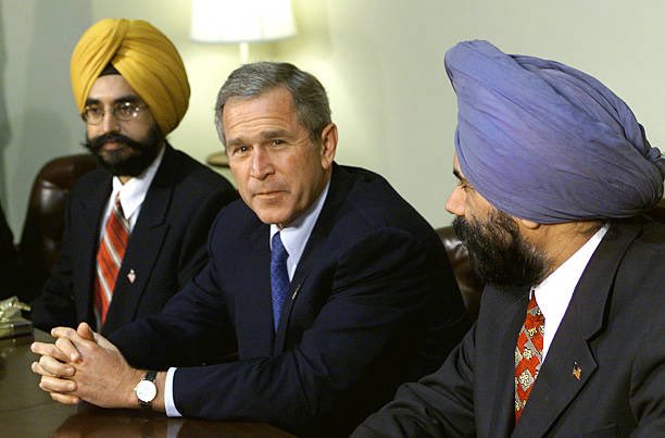 25YearsAgoLive's tweet photo. President Bush meets with Sikh community leaders in the Roosevelt Room of the White House and pledges his support for preventing future racially motivated attacks against Sikhs who are often mistaken for Muslims because they wear turbans. https://t.co/aQrafrujYn