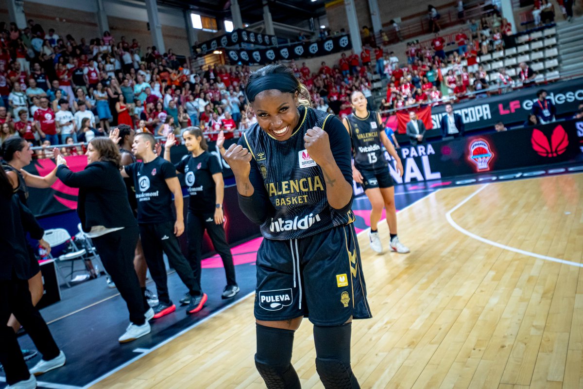 valenciabasket's tweet photo. Las 𝙁𝙊𝙏𝙊𝙎 de la 𝘾𝙀𝙇𝙀𝘽𝙍𝘼𝘾𝙄𝙊́𝙉 🥳🍊

📷 Alberto Nevado / FEB https://t.co/Q9YjQO0oRg