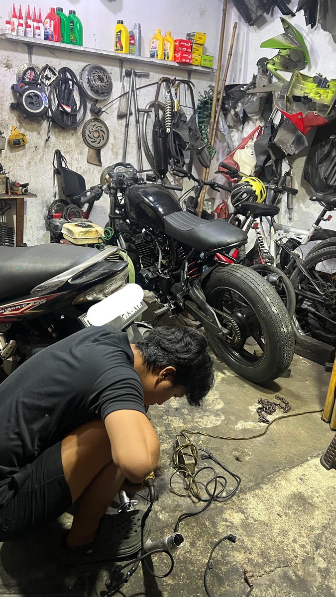 muzanshoe's tweet photo. malming ngapain kak? ngebengkel. kita mengerjakan projek motor https://t.co/XmsNCvsxmh