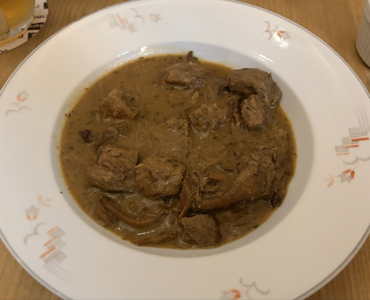 arnldn's tweet photo. Guláš（グラーシュ）チェコ風ビーフシチュー、プラハのビストロで食べました。これはピリ辛で美味しかった https://t.co/P27DVMwP0o