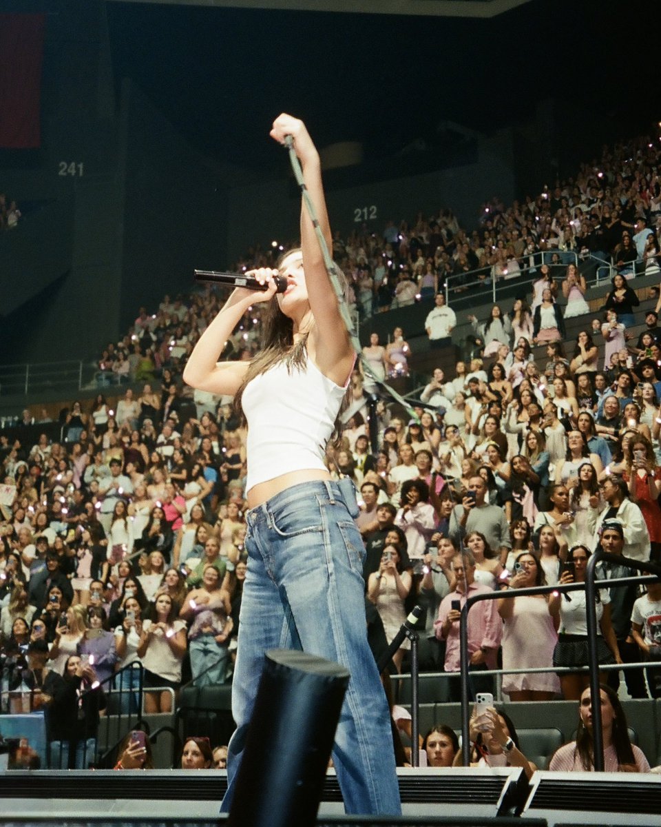 jizellemaia's tweet photo. opening night of the unraveled tour on film 📸 shot by me! @oliviarodrigo @LiviesHQ #UnraveledInHartford

this tradition of capturing each opening night of all of olivia’s tour has been so special to me 🥹💗✨ best show ever!!! https://t.co/JxIANFspTp