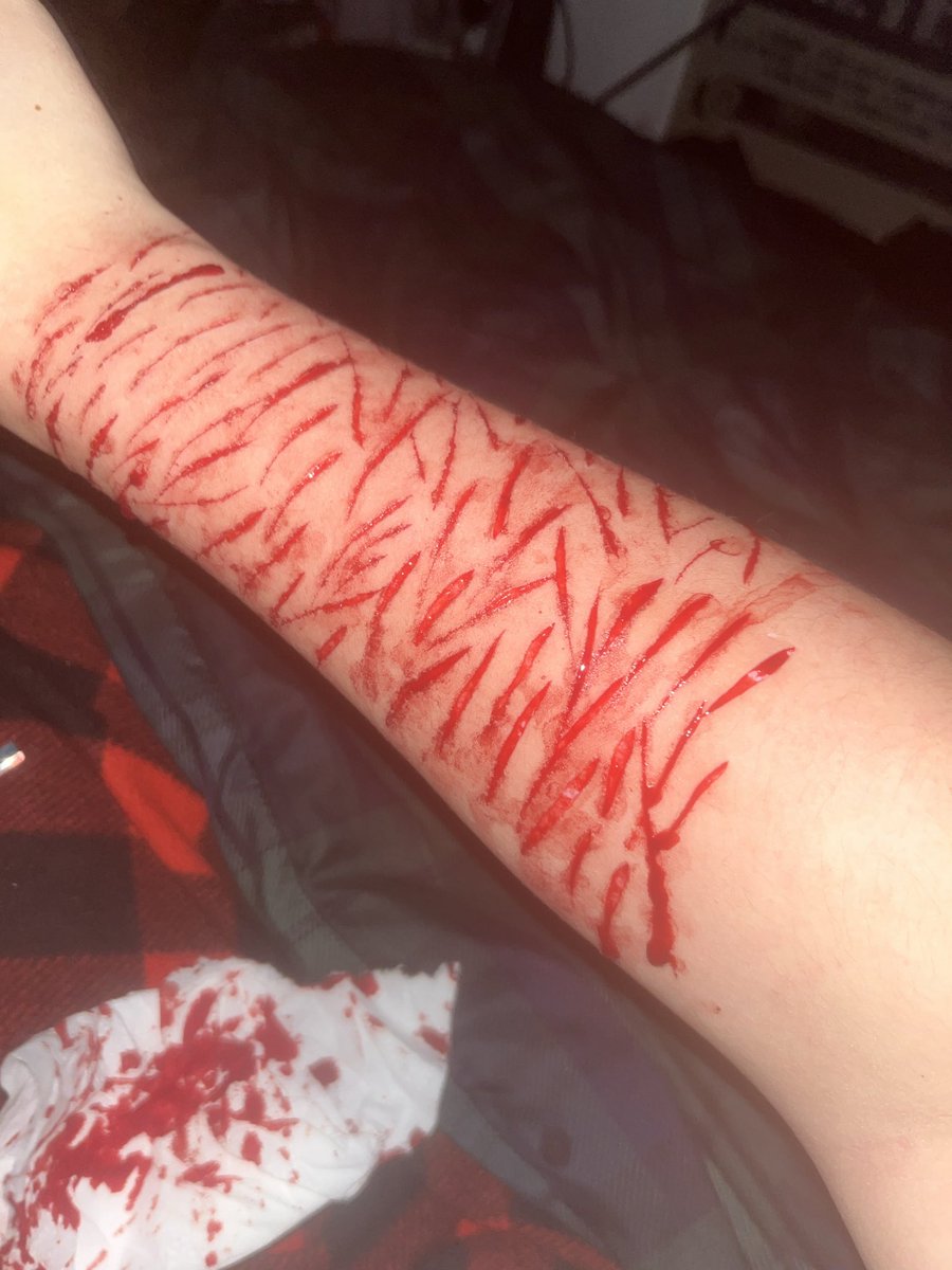 zzzotuff's tweet photo. sfx makeup for Halloween ☺️ only styros I think unfortunately…. the second video is old ! https://t.co/Btvio3PAHB
