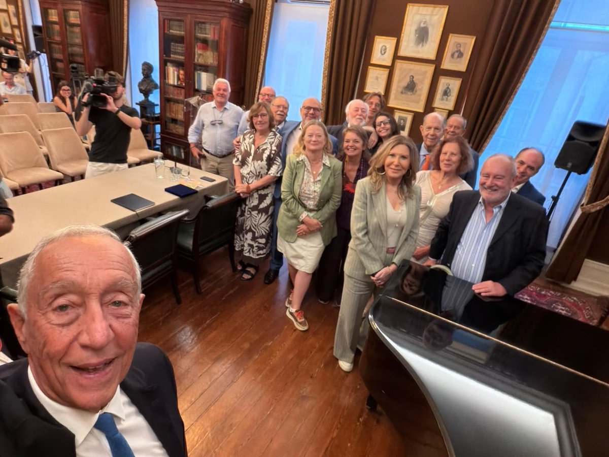 DaAiep's tweet photo. Entrega do prêmio da AIEP personalidade da ano 2025 no Grémio Literário em Lisboa.

Marcelo Rebelo de  Sousa tirou um selfie com os jornalistas estrangeiros presentes. https://t.co/facvztOB86