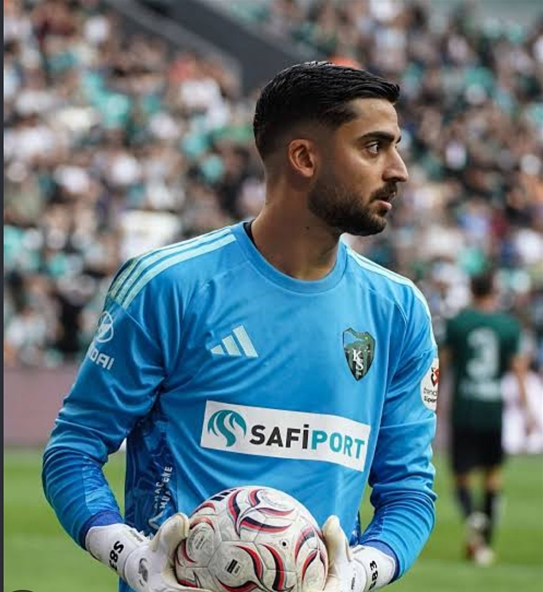 Kocaelispor_66's tweet photo. Serhat (KS) 
Jankat (GS) 

Soldaki ; lig'de en az gol yiyen , en fazla kurtarış yapan kaleci ve ayın kalecisi

Sağdaki ; istatistiği yok , çünkü gs de 3 cü kaleci

Bu verilere bakarak Ümit Milli de Serhat oynadı sanabilirsiniz. 

Adalet olmadığı için Jankat oynadı

Fıkra budur https://t.co/kvDClJy6C6
