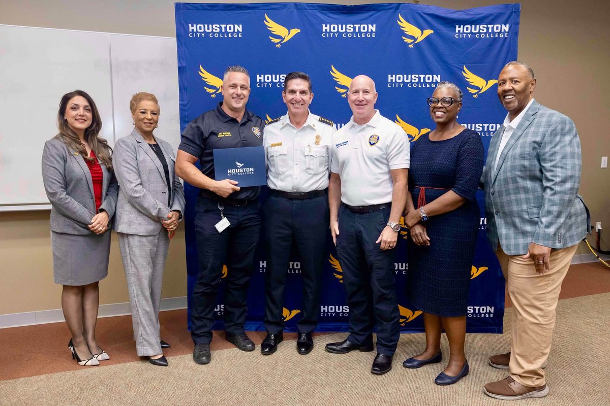 HoustonFire's tweet photo. The HFD Executive Leadership Academy has wrapped up its 1st week. Created w/ @HOUCityCollege &amp; @UHouston Hobby School of Public Affairs, the program trains HFD leaders in management, leadership, government &amp; community engagement. This was the 1st of 4 modules running through '27. https://t.co/CrJVRgk7Su