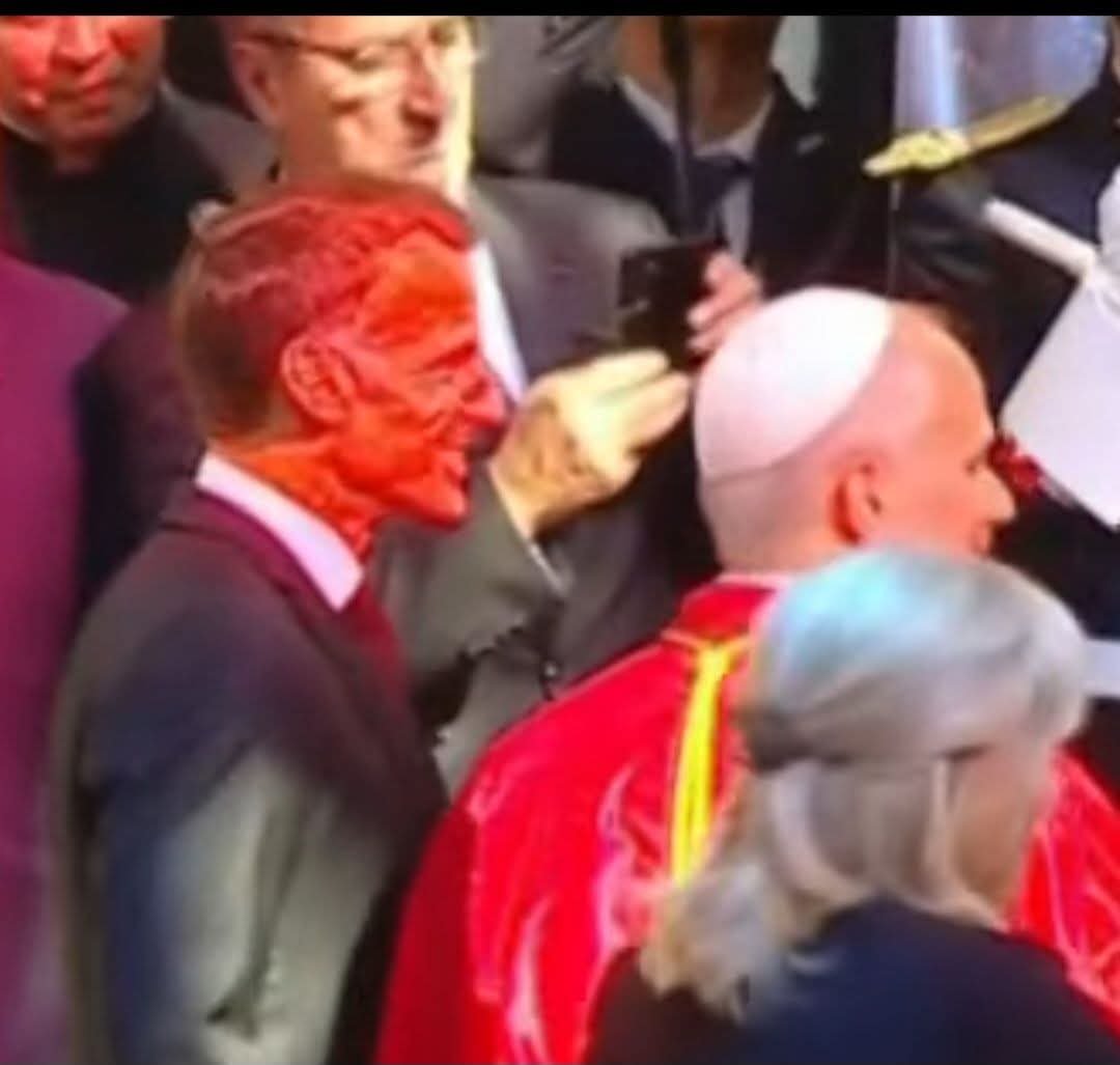 mk_polis's tweet photo. L'Ave Maria n'était pas prévu au programme sur le tarmac... une initiative des jeunes catholiques, en dehors de tout protocole. Macron subissant ce chant catholique en honneur à la Très Sainte Vierge Marie, marquera un mouvement de recul dès lors que sont prononcés les mots :
« Sainte Marie Mère de Dieu, Priez pour nous pauvres pécheurs »
(le diable est dans les détails)
Par la suite, certaines lumières l'exposeront, tel un révélateur dans une chambre noire, pour ce qu'il est ?!
Notre Dame, Priez pour nous 
qui avons recours à vous !🙏✝️