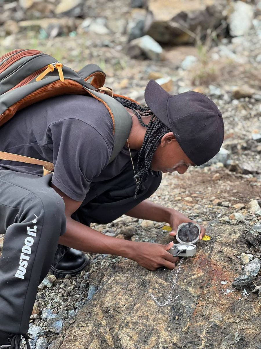 CubaMES's tweet photo. 🙌 Estudiantes de la carrera de Ingeniería Geológica de la @UniversidadMoa participan en prácticas de campo sobre macizos rocosos del territorio de #Moa.

✅ Demostración práctica de los contenidos en el trabajo de campo.

ℹ️📷 #UMoa 
#UMOA #Cuba #UniversidadCubana #MES50Años https://t.co/EfErIEN42m