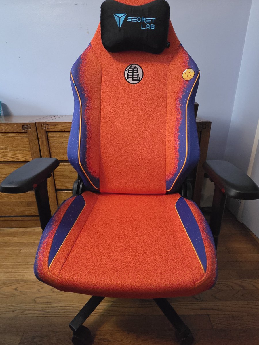 CrashingPikachu's tweet photo. #Secretlab My new Secretlab Titan Evo Goku Edition looks sick! https://t.co/bbDmtz0dJ0