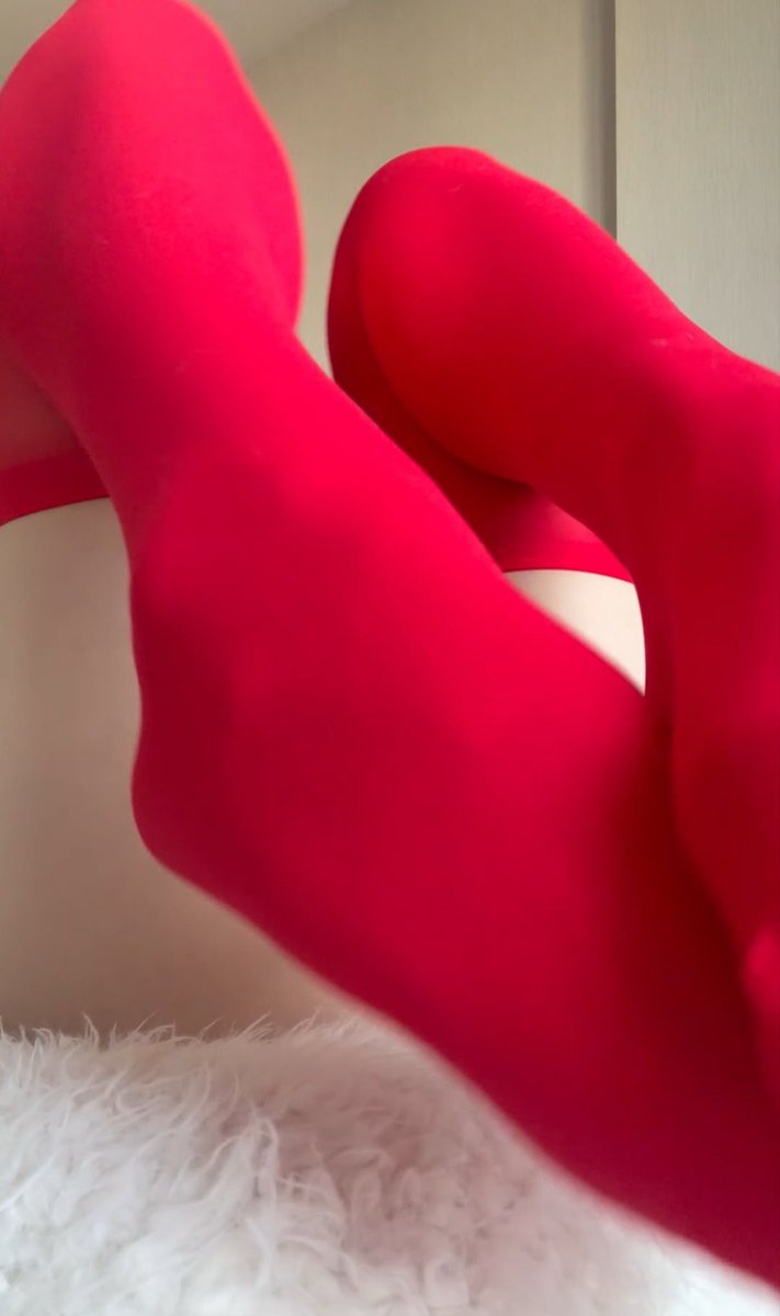 LucyF213's tweet photo. I love red 🔞 https://t.co/FYtMk4p0Ut