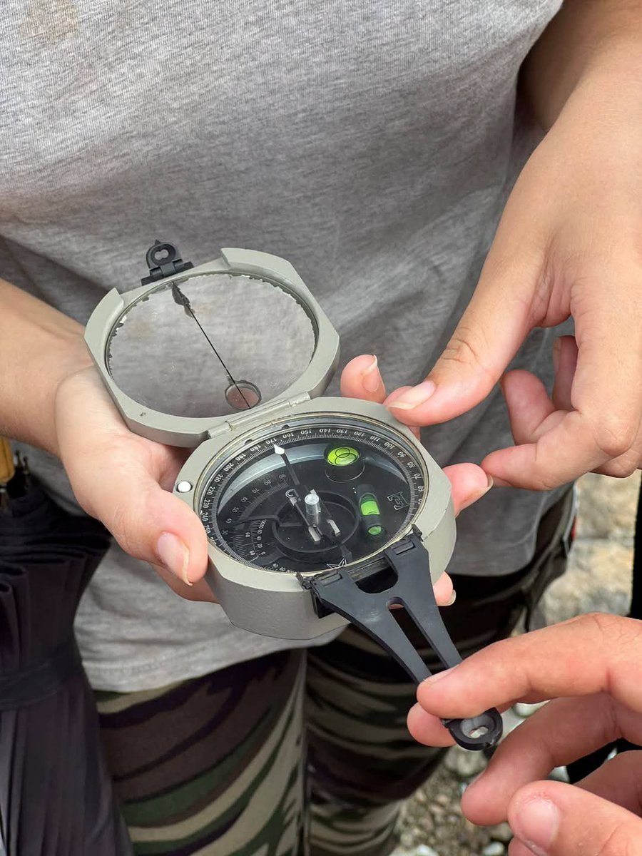 CubaMES's tweet photo. 🙌 Estudiantes de la carrera de Ingeniería Geológica de la @UniversidadMoa participan en prácticas de campo sobre macizos rocosos del territorio de #Moa.

✅ Demostración práctica de los contenidos en el trabajo de campo.

ℹ️📷 #UMoa 
#UMOA #Cuba #UniversidadCubana #MES50Años https://t.co/EfErIEN42m