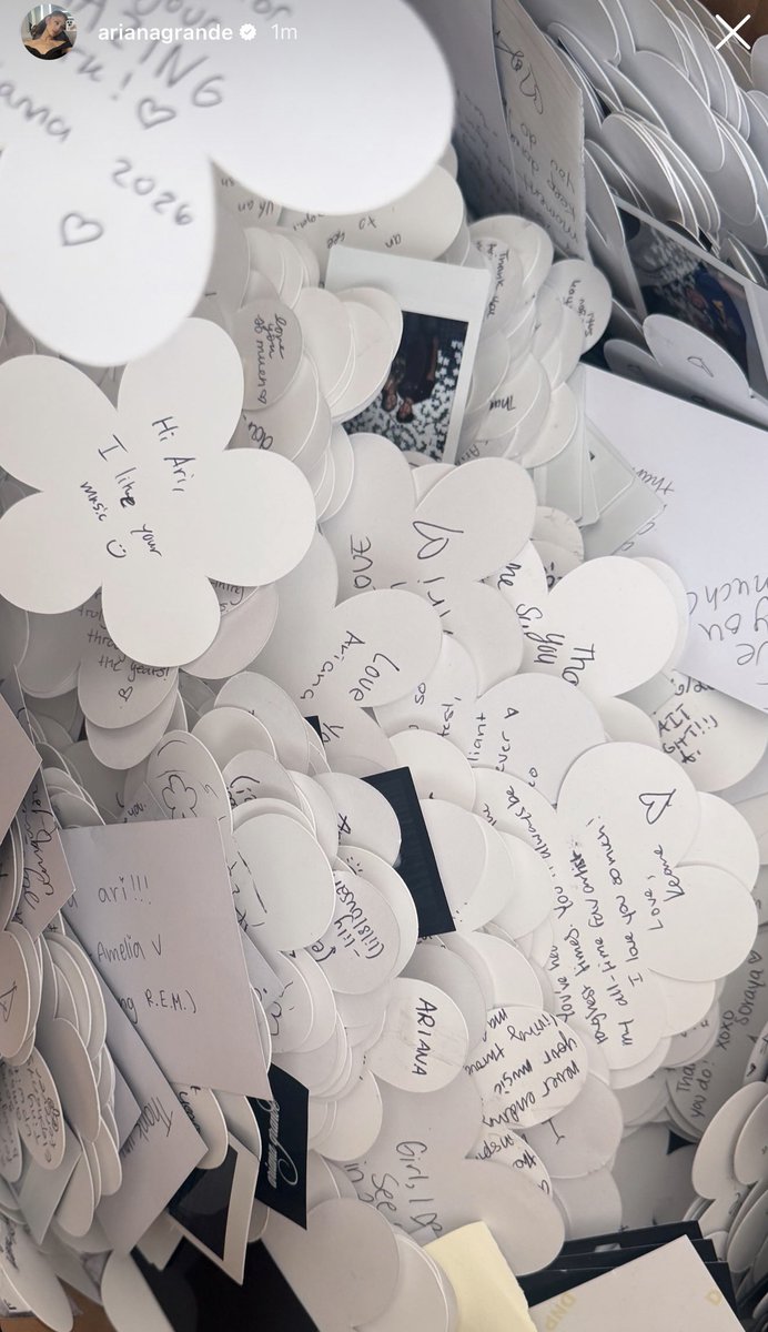 cambeserious's tweet photo. AWWW ARIANA’S LOOKING AT ALL OF THE NOTES FROM THE ETERNAL SUNSHINE TOUR POP UPS https://t.co/NhuakOo76b