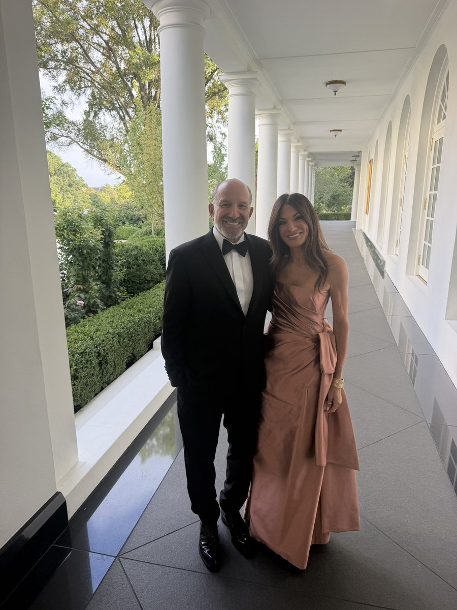 howardlutnick's tweet photo. What an amazing evening. My wife, Allison, and I joined President Trump as he hosted President Xi for a State Visit at the White House. The room was spectacular, the music was flawless, and the crowd was second to none. Great to see @elonmusk , @tim_cook and so many exceptional Americans.