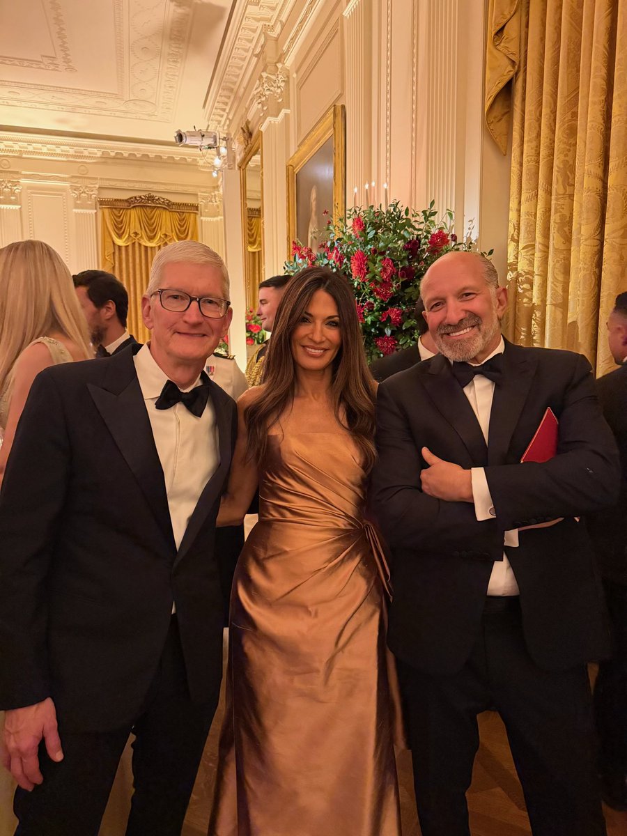 howardlutnick's tweet photo. What an amazing evening. My wife, Allison, and I joined President Trump as he hosted President Xi for a State Visit at the White House. The room was spectacular, the music was flawless, and the crowd was second to none. Great to see @elonmusk , @tim_cook and so many exceptional Americans.