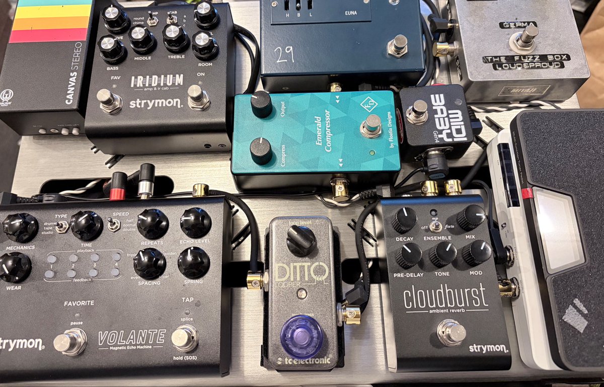 LeoDelicoZombie's tweet photo. やっとエフェクターボードの引っ越しが完成した、、Dittoの新しいやつって音良くなってるのかな〜気になる〜 https://t.co/x4ufJHp5mt