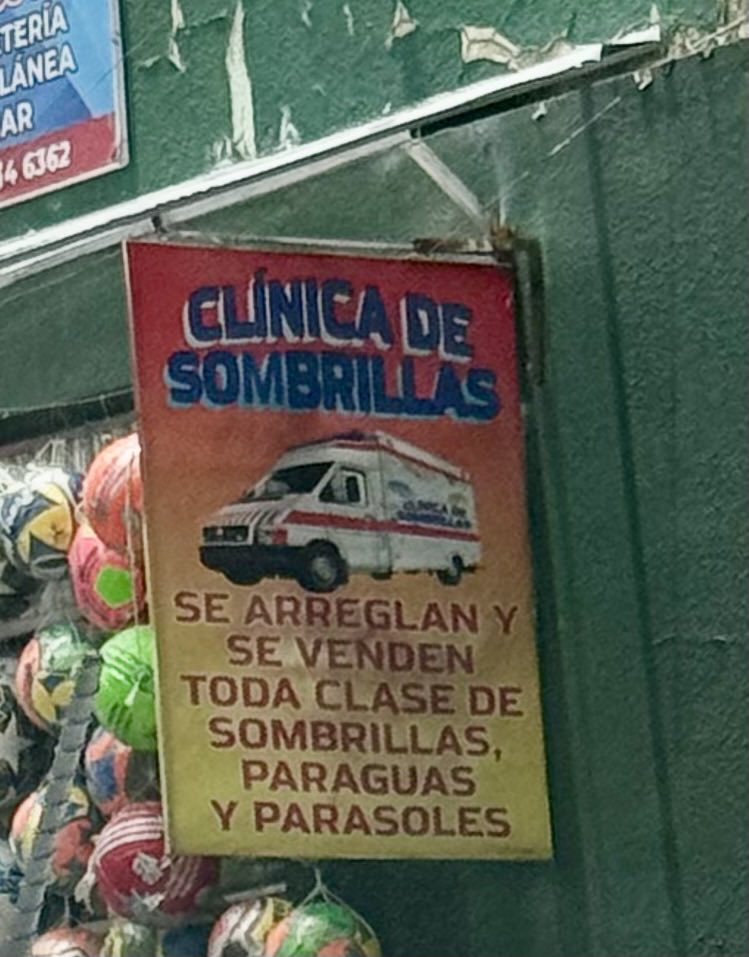 CariLeguizamon's tweet photo. Las cositas bonitas y curiosas que se ven en #Bogotá
#Porsche
#Topolino
Clínica de sombrillas
#love a los frijoles https://t.co/mg9a00abD3