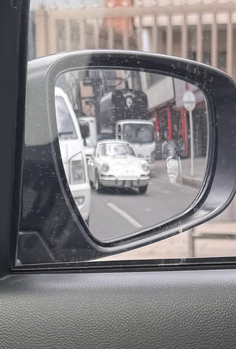 CariLeguizamon's tweet photo. Las cositas bonitas y curiosas que se ven en #Bogotá
#Porsche
#Topolino
Clínica de sombrillas
#love a los frijoles https://t.co/mg9a00abD3