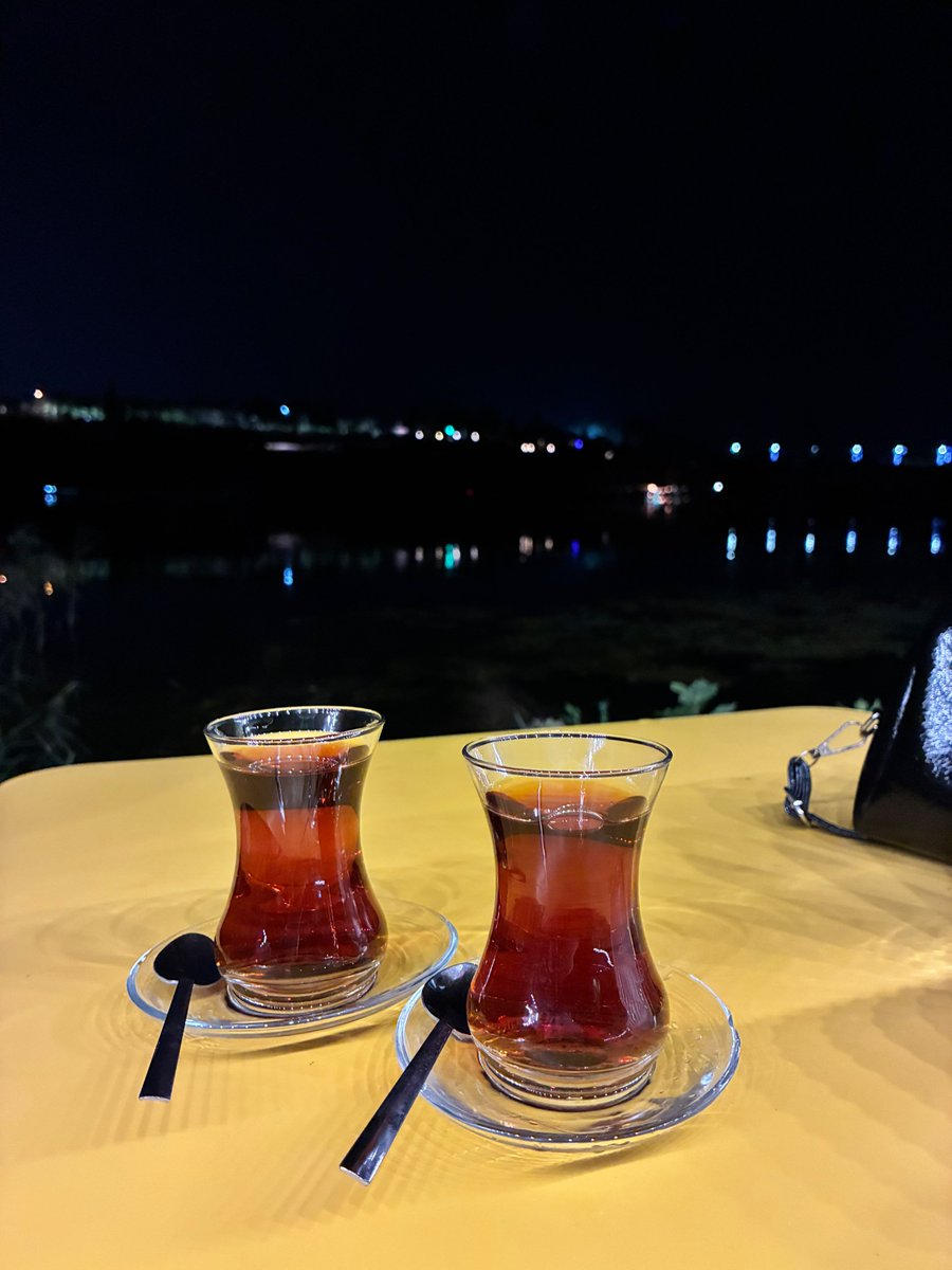 hicbiri1_'s tweet photo. muhabbet, muhâtab ve çay 🌻 https://t.co/XcKkmXqMFW