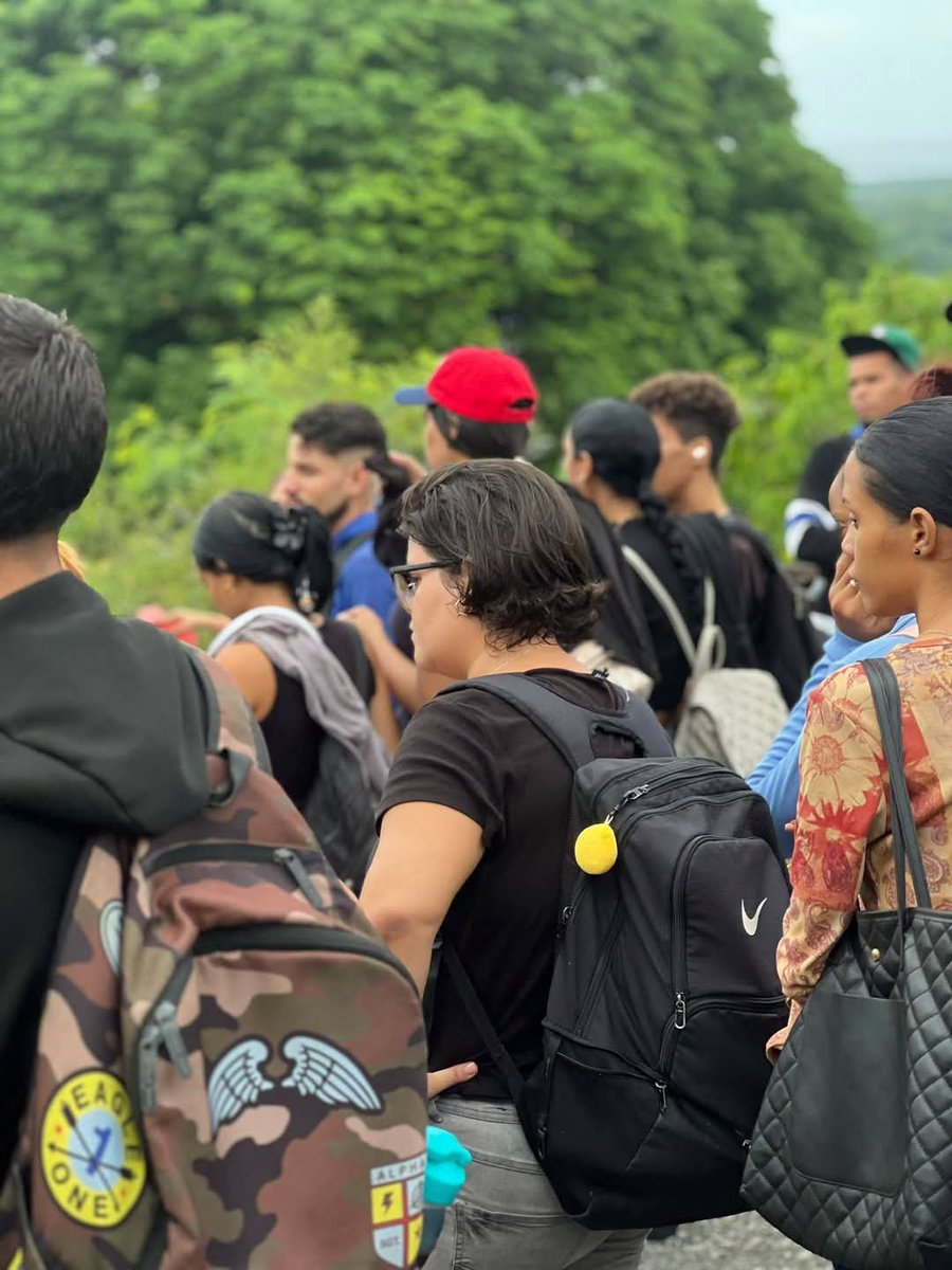 CubaMES's tweet photo. 🙌 Estudiantes de la carrera de Ingeniería Geológica de la @UniversidadMoa participan en prácticas de campo sobre macizos rocosos del territorio de #Moa.

✅ Demostración práctica de los contenidos en el trabajo de campo.

ℹ️📷 #UMoa 
#UMOA #Cuba #UniversidadCubana #MES50Años https://t.co/EfErIEN42m