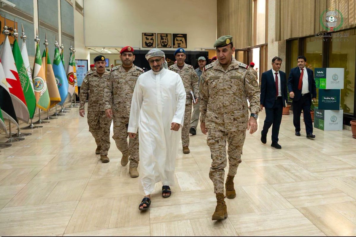nomran_1's tweet photo. لقاء  قائدنا الفريق الركن المناضل الوطني  #طارق محمد عبدالله صالح نائب رئيس مجلس القياده الرئاسي مع الأشقاء في المملكه
ويموت كل حاقد ومريض
نعم سنعود اقوى
نعم سنعود ولم يتبقى غير الصادقين المخلصين الوطنيين 
لا لا أصحاب المشاريع الصغيرة المناطقية والعنصريه الضيقه
ورحم الله الشهداء https://t.co/u2UAFdtksh