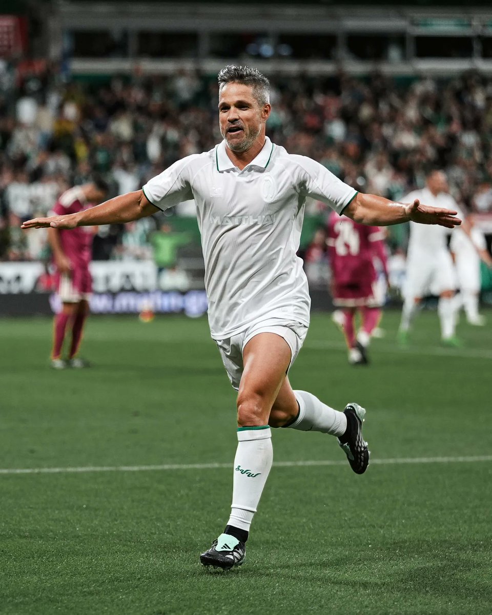 WerderUpdates's tweet photo. ⏰ 72. Min.: 

Diegoooooooo! Der Brasilianer bringt das Nebelhorn zum glühen! 

Diego-Rufe werden in der Ostkurve laut. 🥹

Zum Live-Ticker 👉 https://t.co/uxVq4Pgj60

⚽ 4:2 #SVWRMA | #Werder https://t.co/F0hz5ysp5O