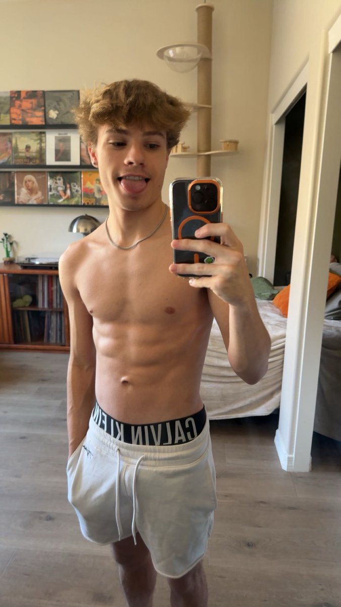 zachypoodog's tweet photo. New Calvinsss (+leg day) https://t.co/ub9IQWrpou