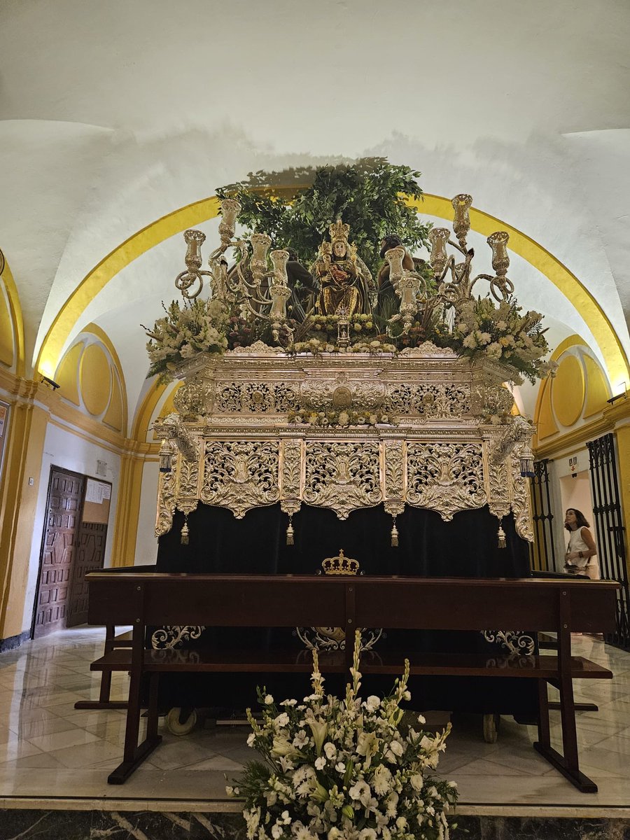 juanbuenopp's tweet photo. Hoy acompañamos a Nuestra Señora de Valvanera, Patrona de la Calzada,momentos antes de su procesión gloriosa  por el  barrio. Viviendo  las Glorias en @DtoNervion https://t.co/fr9omv92OP