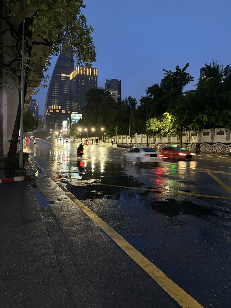ottorapas's tweet photo. おとといからの雨
夕方までにはやっとやんだ

昨日冠水してた所も水はひいてた
センセープ運河は昨日とあまり変わらない

明日の予報ではまだ雨マークがあるけど
早くいい天気になってほしい

#バンコク
#雨 https://t.co/FBodz9uy1n