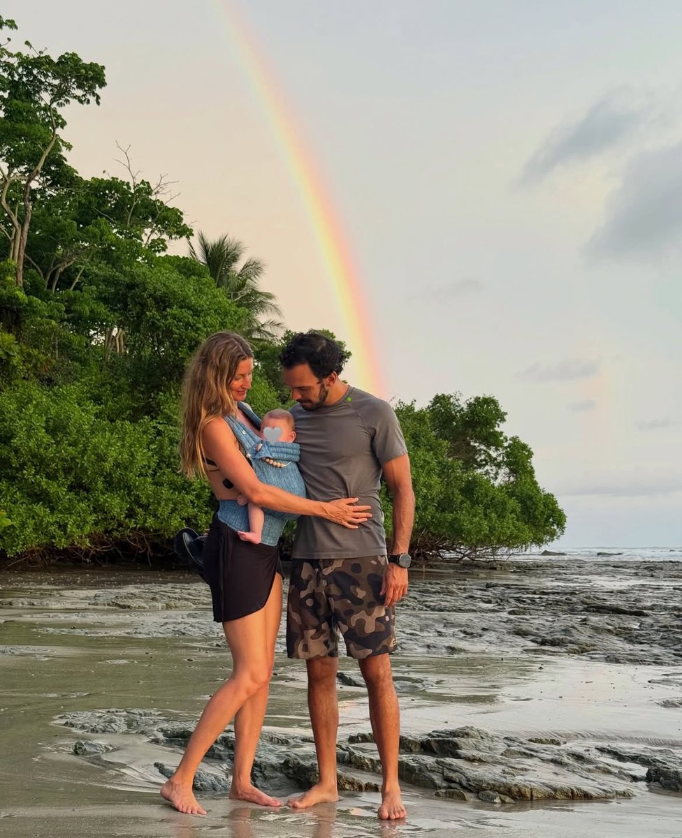 Bajanpersuasin's tweet photo. Tom now is old &amp; lonely. Going through a divorce all because of his selfishness and hes single at 49.  

Gisele is more successful, globally especially. Re married to a young man, had a baby a year ago and still looks incredible at 46. Sounds like Gisele is in a better position https://t.co/vludJoKjQX