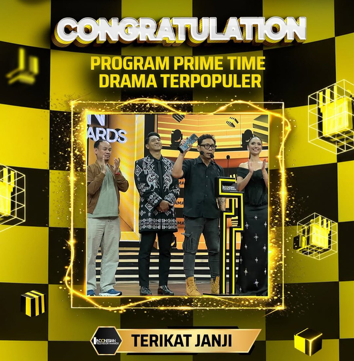 leny_drr's tweet photo. Yang namanya award apapun bentuk &amp; tempatnya adalah sebuah bentuk apresiasi, mau menang &amp; tidak patut disyukuri. Tidak apa2 kok mau dibilang apa aja monggo silahkan yg pasti yg jdi pemenang pasti happy apalagi jga ikt berkontribusi, love ❤ #AryaSaloka #TerikatJanji https://t.co/SFVCeOkWeC