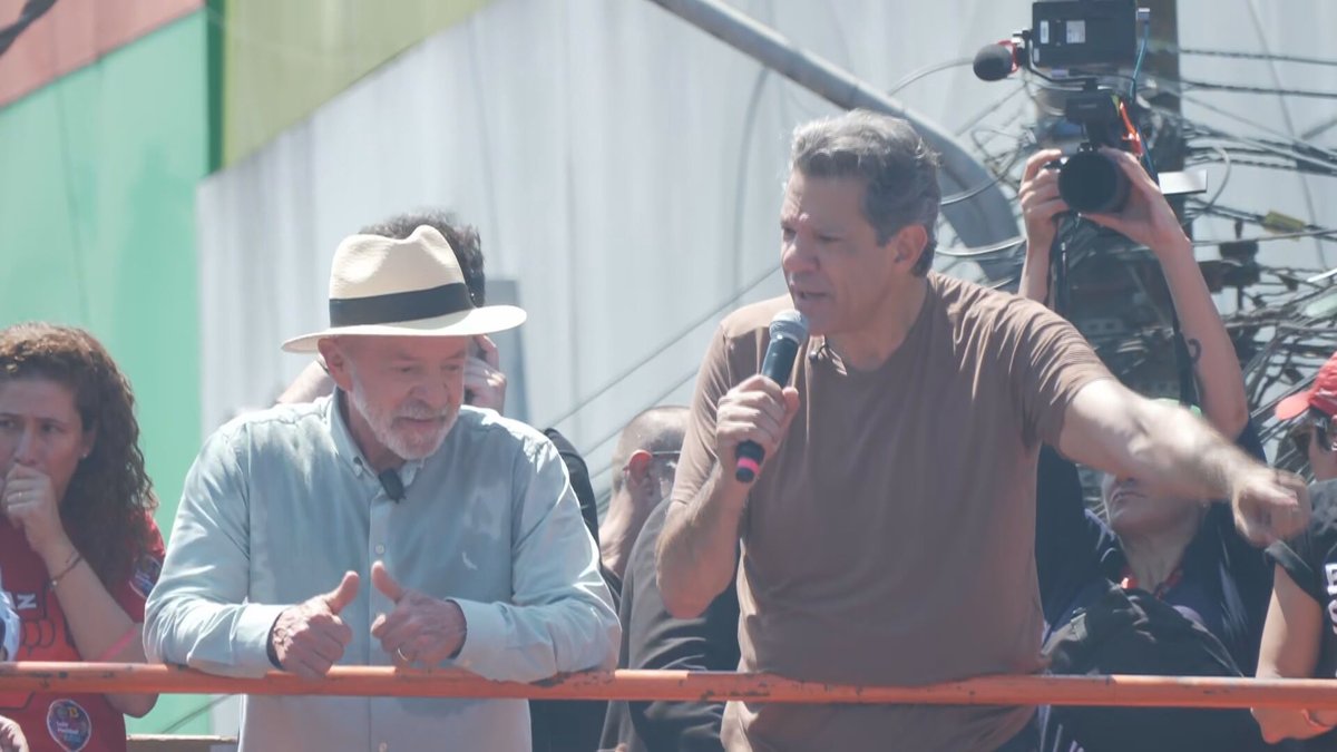 g1saopaulo's tweet photo. 'Em todo escândalo ele tem algum amigo', diz Haddad sobre Flávio Bolsonaro, após caminhada com Lula em SP https://t.co/czMikKKc8W https://t.co/skAIv8qboX