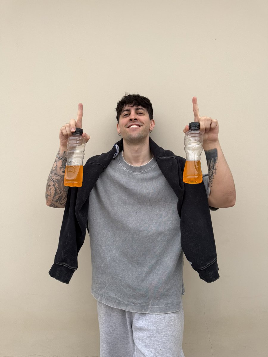 Robleis01's tweet photo. SABADO AMIGUERO WACHO
hoy se cumplen 10 años del video que me dió a conocer y por eso HOY publico un video remake al reto de la botella que le debo la vida y por el que muchos de ustedes me siguen hace tantos años, amigueross reportenseeeee ❤️ https://t.co/aTxpMhreHS