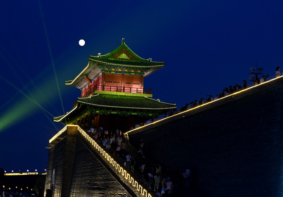 XHespanol's tweet photo. Imágenes de la hermosa luna de #mediootoño en diversas regiones de #China. El Festival del Medio Otoño cayó el 25 de septiembre este año. 
#SobreChina 🇨🇳 #XinhuaNoticias #GaleríaXinhua 📸 https://t.co/gUC4BB6NkZ