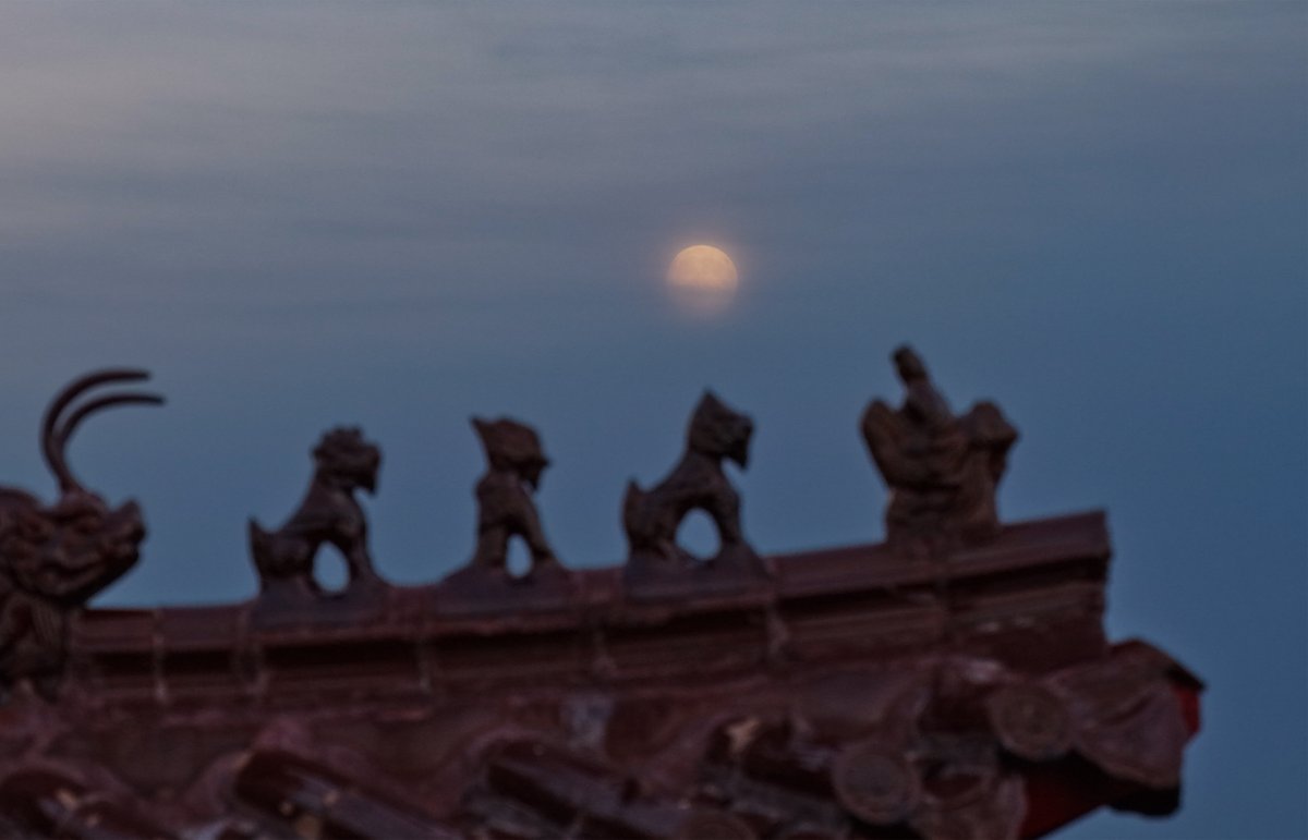 XHespanol's tweet photo. Imágenes de la hermosa luna de #mediootoño en diversas regiones de #China. El Festival del Medio Otoño cayó el 25 de septiembre este año. 
#SobreChina 🇨🇳 #XinhuaNoticias #GaleríaXinhua 📸 https://t.co/gUC4BB6NkZ