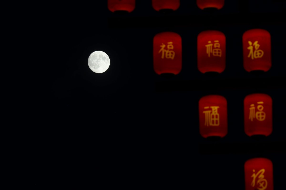 XHespanol's tweet photo. Imágenes de la hermosa luna de #mediootoño en diversas regiones de #China. El Festival del Medio Otoño cayó el 25 de septiembre este año. 
#SobreChina 🇨🇳 #XinhuaNoticias #GaleríaXinhua 📸 https://t.co/gUC4BB6NkZ